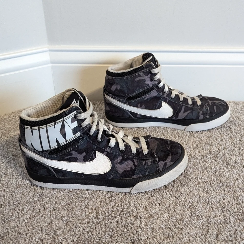 Nike Camo Hi Top Sneaker sz 6Y